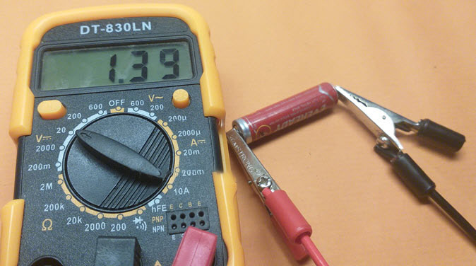 اندازه‌گیری ولتاژ یک باتری توسط مولتی متر