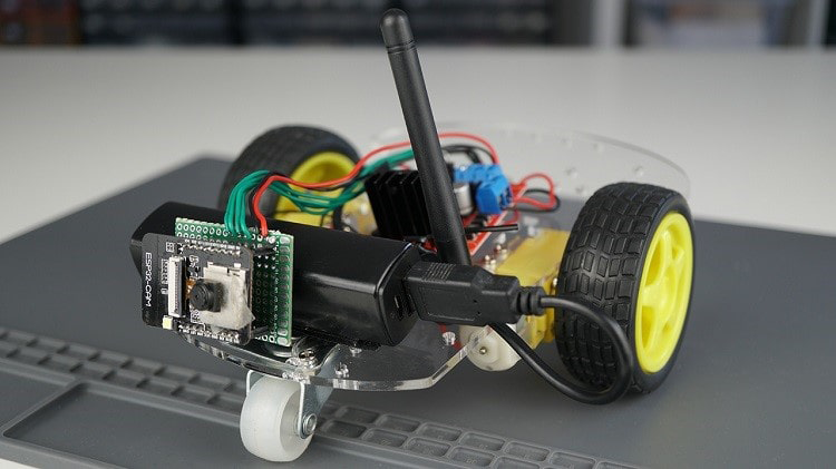 یک ربات ماشینی که با استفاده از ماژول ESP32-CAM ساخته شده است