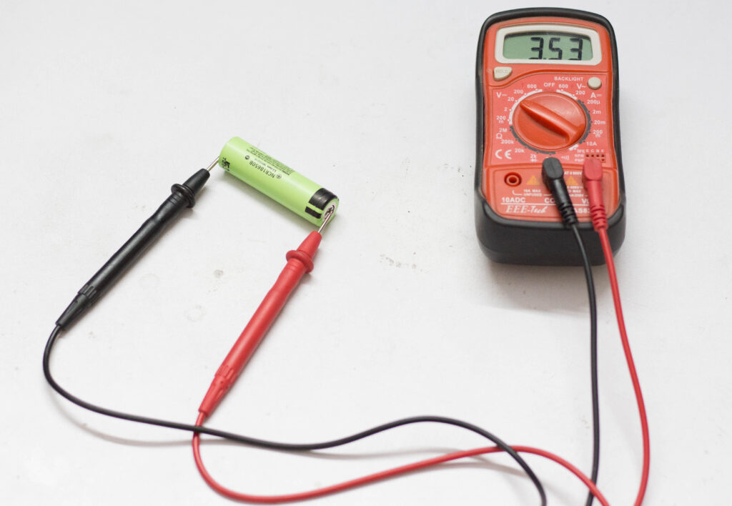 بررسی ولتاژ باتری لیتیومی با ولتمتر