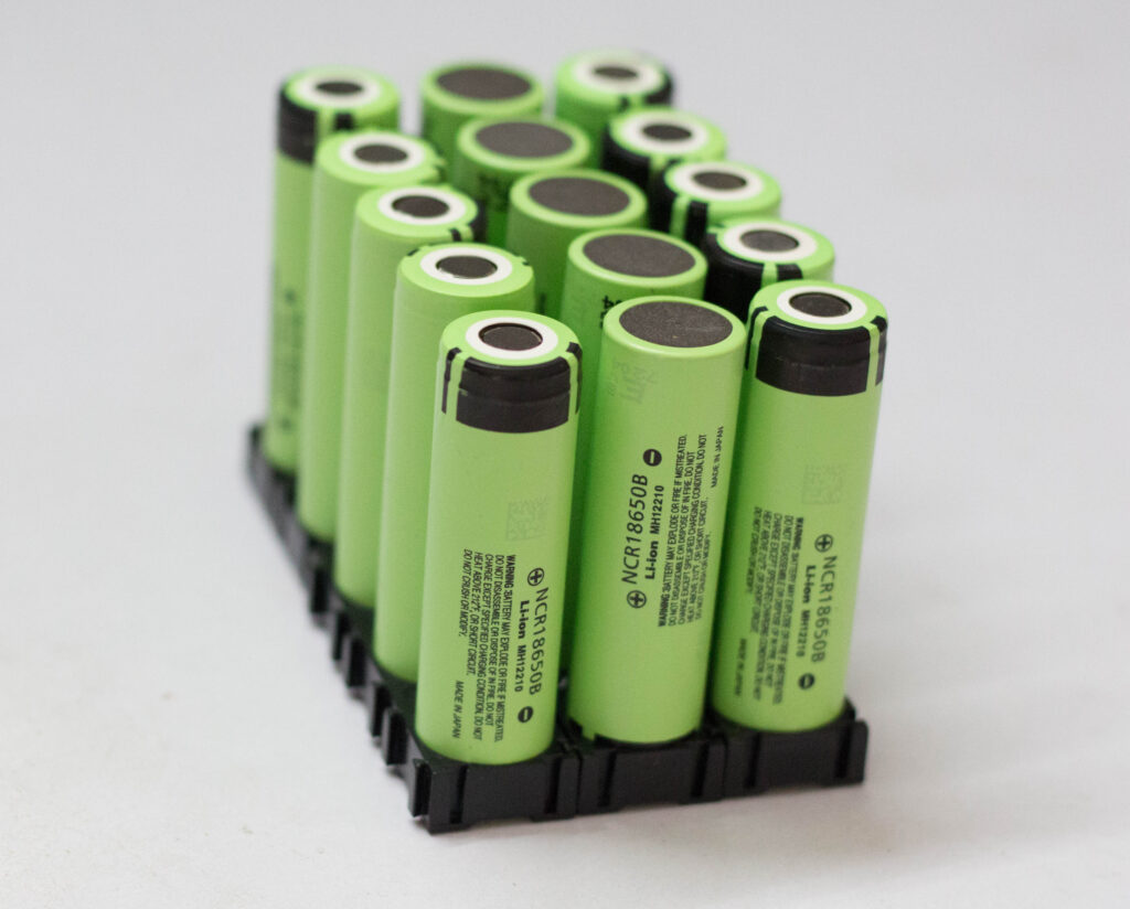 جاگذاری باتری‌های لیتیومی 18650 در براکت‌های نگهدارنده مخصوص خود