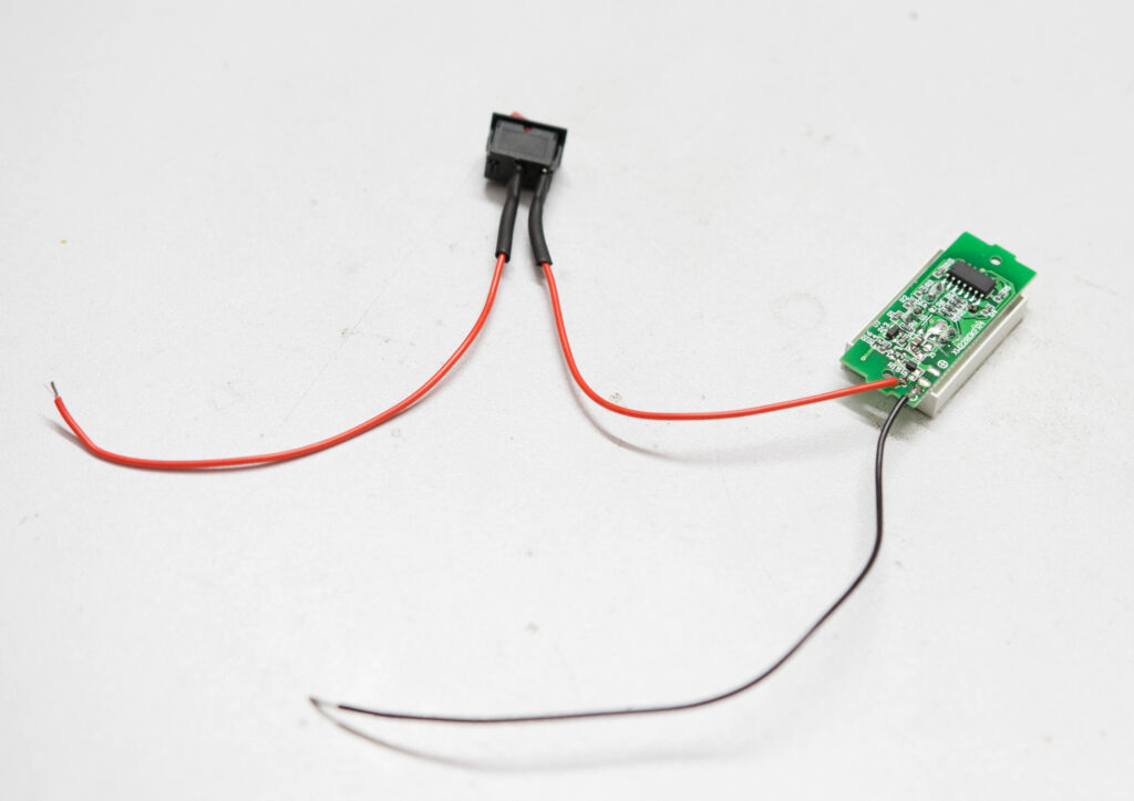 اتصال ماژول نمایش سطح و وضعیت شارژ باتری به کلید راکر توسط سیم قرمز