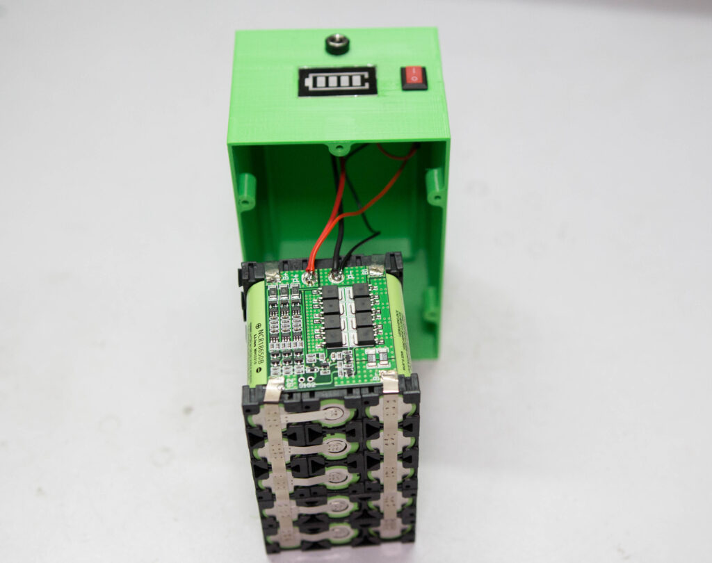 اتصال کامل سیم‌های قطعات در محفظه با پک باتری لیتیوم یونی