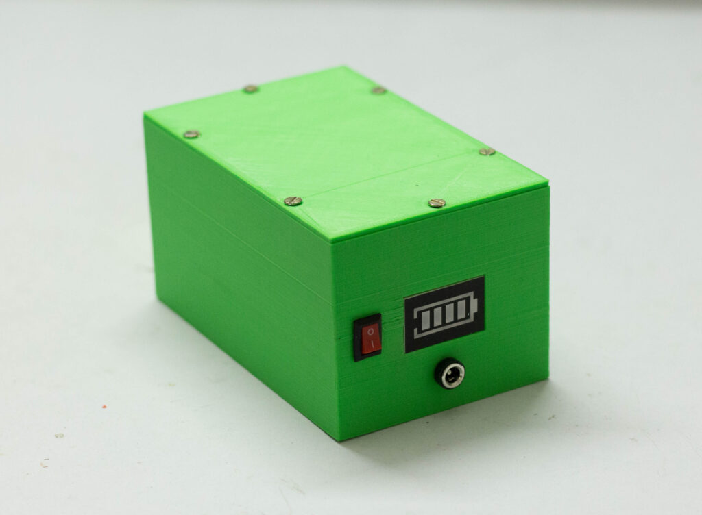 بستن درب محفظه پک باتری لیتیوم یونی 18650 با پیچ‌های 3*10 میلی متری