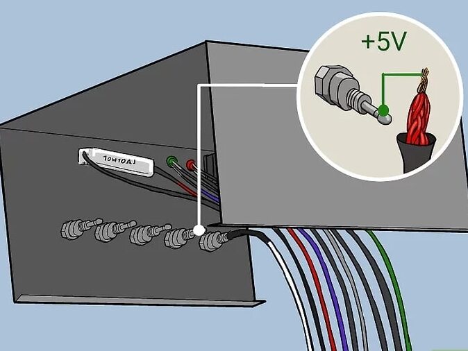 اتصال سیم‌های قرمز به پشت ترمینال نصب شده برای ولتاژ 5+ ولت