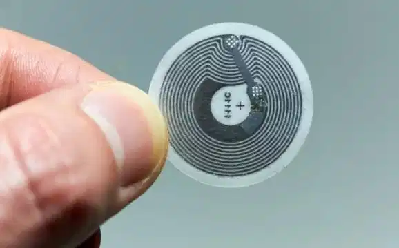 یک تگ NFC برچسبی در دست انسان