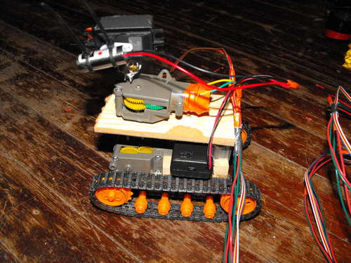 ربات چرخ دار زنجیری با میکروکنترلر آردوینو