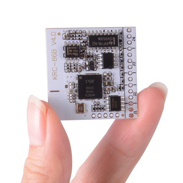اندازه‌ی ماژول KRC-86B-V4-0 نسبت به دست انسان